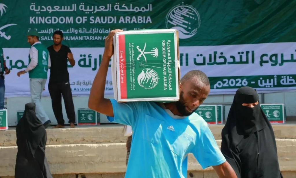 مركز الملك سلمان للإغاثة يوزع مساعدات غذائية حيوية في أبين
