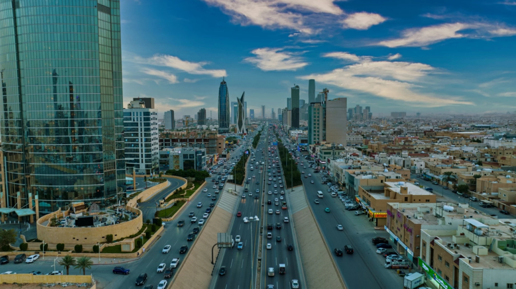 إيرادات السعودية غير النفطية تقفز لـ 45% وتوظيف 140 ألف سعودي