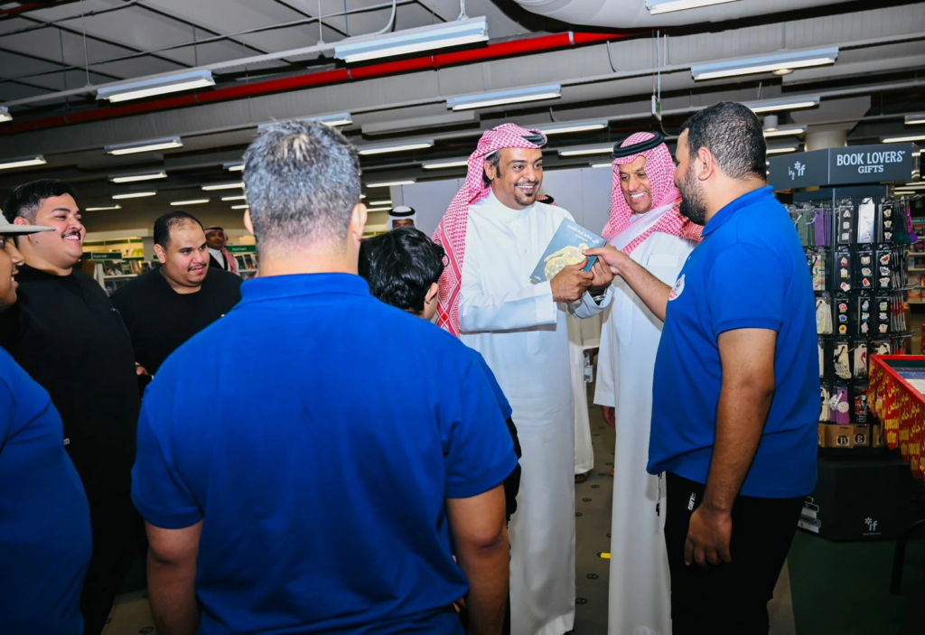 توقيع كتاب على حافة كرة القدم: نظرة عميقة على اللعبة الرابعة