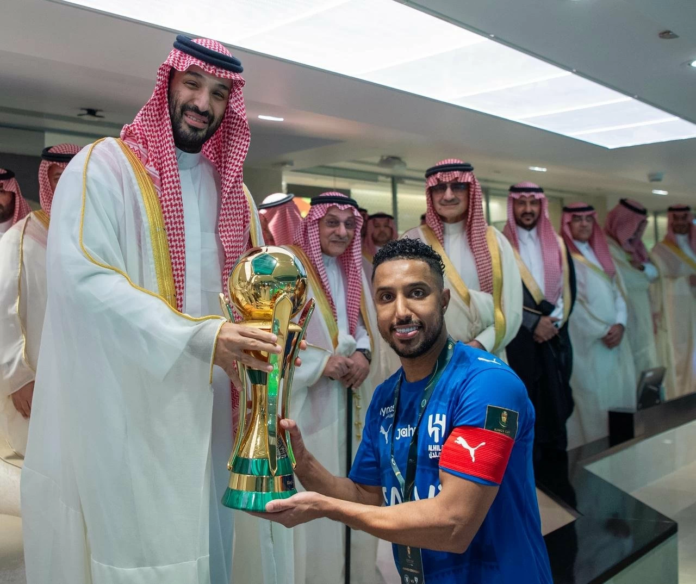 تتويج الهلال بكأس الملك: ولي العهد يسلم الكأس في جدة