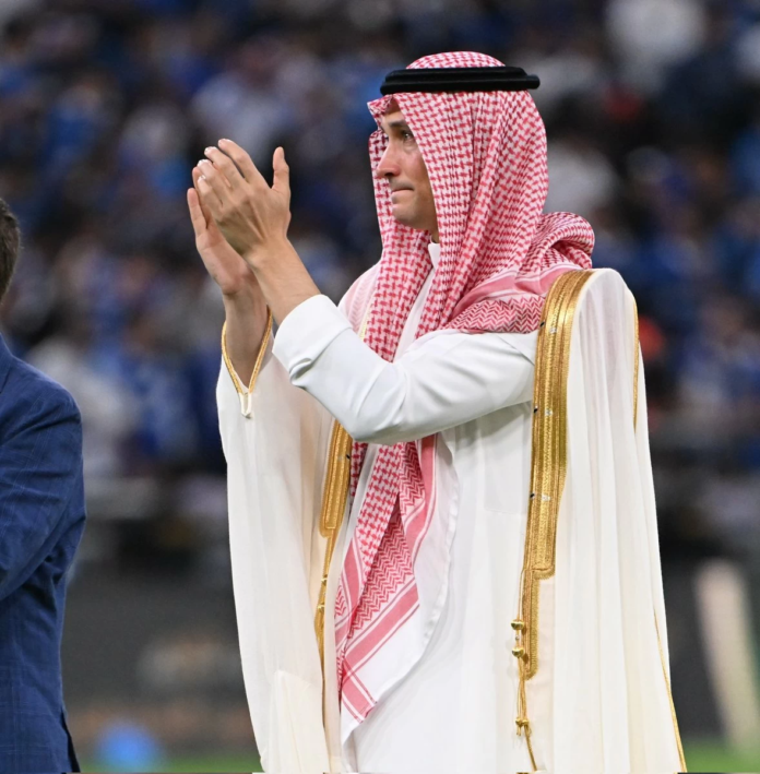 البشت السعودي: رمز ثقافي ورسالة عالمية من قلب الرياضة