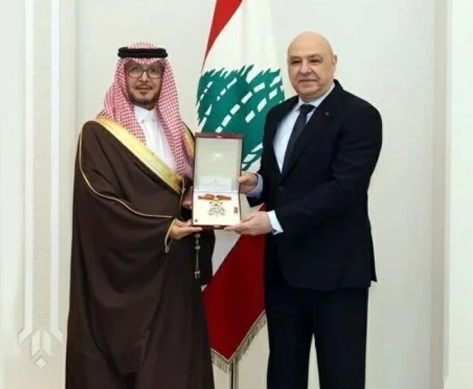 الرئيس عون يقلد السفير بخاري وسام الأرز: تعزيز العلاقات اللبنانية السعودية