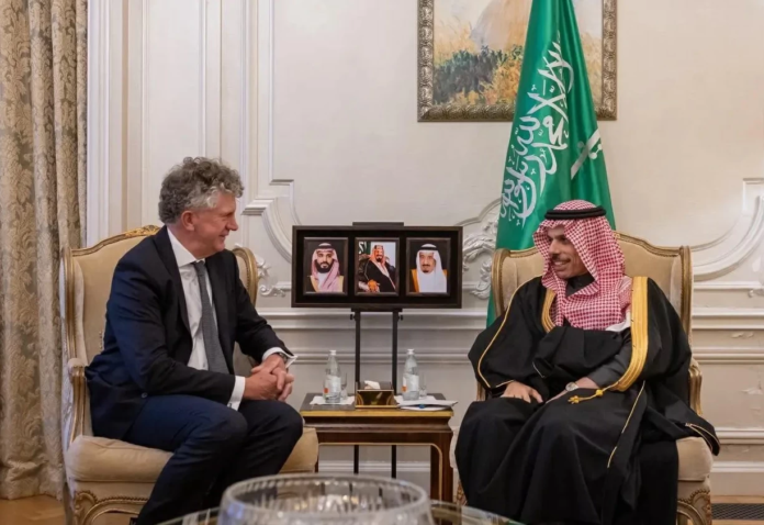 تعزيز التعاون السعودي البريطاني ومناقشة الأمن الإقليمي