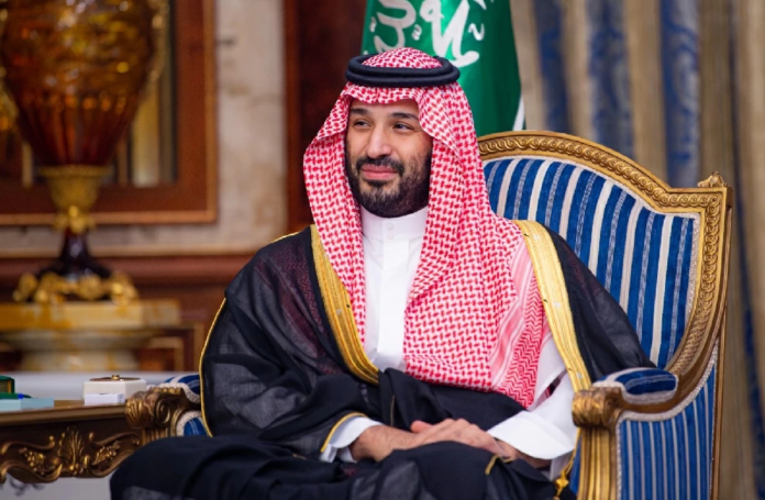 تكريم خادم الحرمين: ولي العهد يتسلم درعاً ومصحفاً مخطوطاً