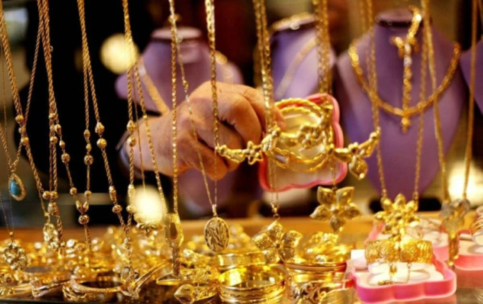 أسعار الذهب اليوم: تحليل الارتفاع الطفيف وتأثير الدولار