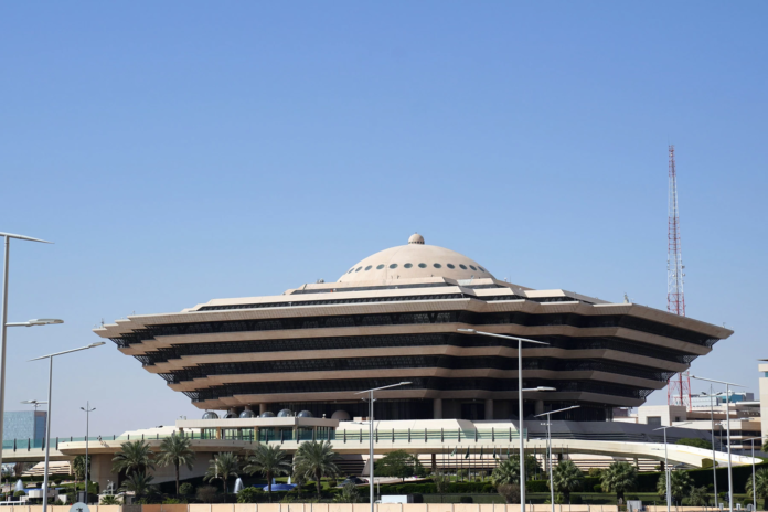 عقوبات مخالفي تأشيرة الدخول في السعودية: غرامة وسجن وترحيل
