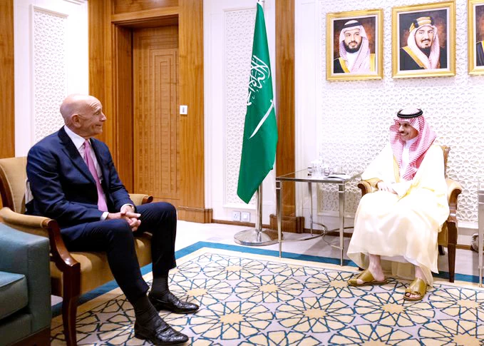 وزيري خارجيتي السعودية وقطر يبحثان هاتفياً أمن المنطقة