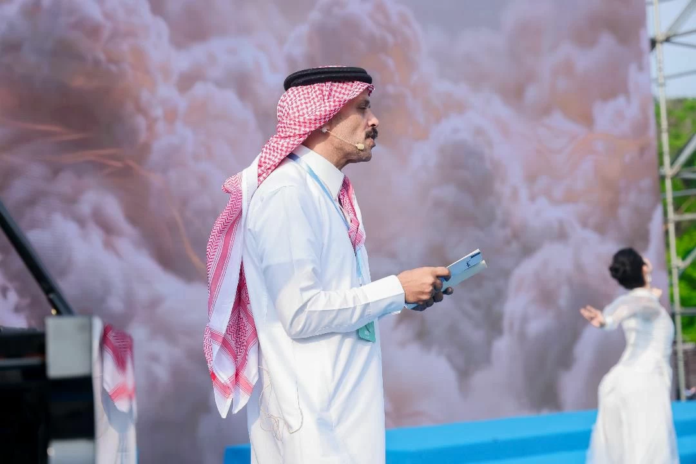 شاعر سعودي يلقي قصائده من سور الصين العظيم في بكين