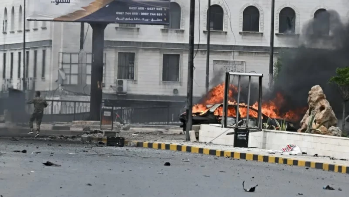 انفجار سيارة مفخخة في دمشق: مقتل جندي وتساؤلات أمنية