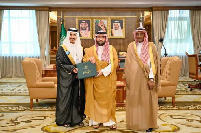أمير جازان يكرم الطالب إياد عماري لبره بوالده وتبرعه بالكبد