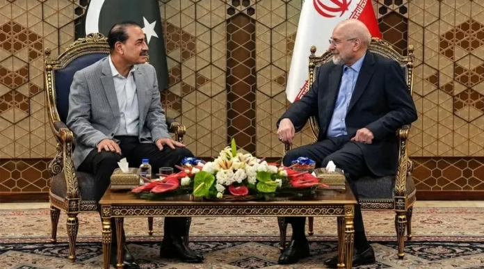 الوساطة الباكستانية: قائد الجيش يغادر طهران وخلافات مع واشنطن