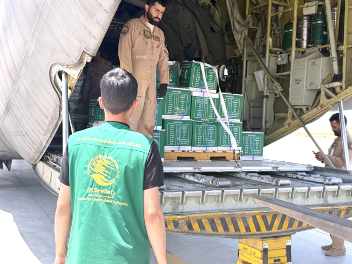 الطائرة الإغاثية السعودية الـ 84 تصل العريش لدعم غزة