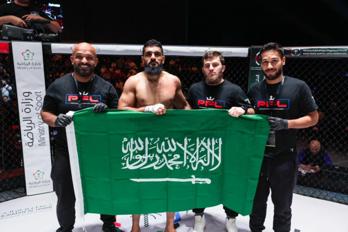 المقاتل السعودي أحمد البراهيم يواجه خصمه في بطولة فخر العرب
