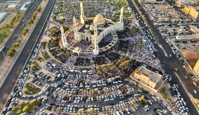 صلاة عيد الأضحى في جامع الوالدين بتبوك: جمال معماري وروحانية العيد