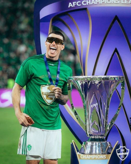 الأهلي يمدد عقد إبانيز حتى 2029 لتعزيز دفاعه
