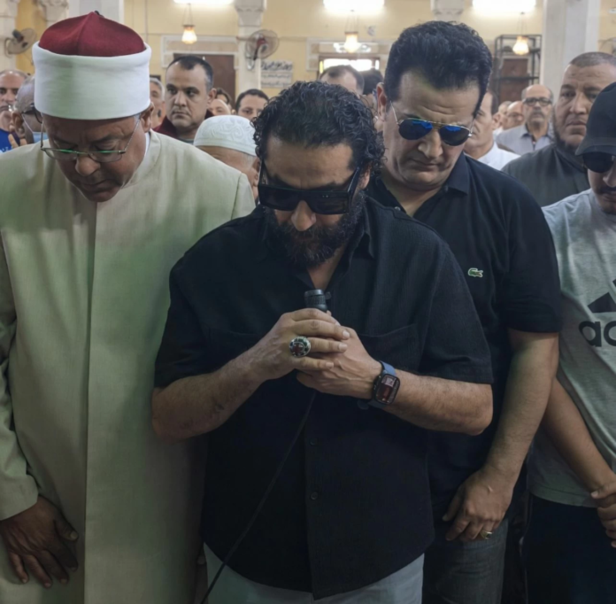 تفاصيل جنازة والدة أحمد حلمي.. الفنان يقود الصلاة وسط حزن كبير