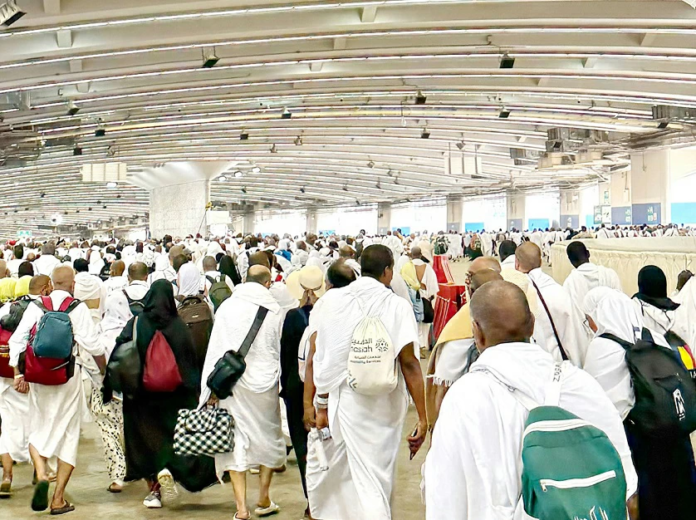 الحجاج يودعون مشعر منى بالدموع بعد إتمام مناسك الحج