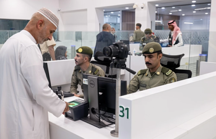 مغادرة الحجاج عبر منفذ حالة عمار: جهود سعودية متميزة