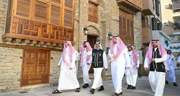 محافظ الطائف يتفقد المنطقة التاريخية بالطائف لتطويرها