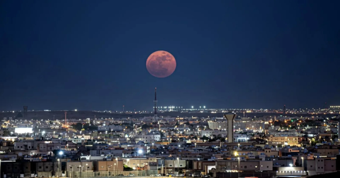 رصد البدر الأخير من عام 1447 في سماء الحدود الشمالية