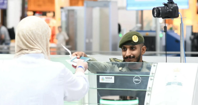مغادرة ضيوف الرحمن: جوازات مطار المدينة تبدأ تفويج الحجاج