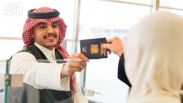 جوازات مطار الملك خالد تنهي مغادرة ضيوف الرحمن