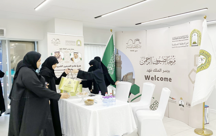 توزيع هدية خادم الحرمين على حجاج البحرين المغادرين