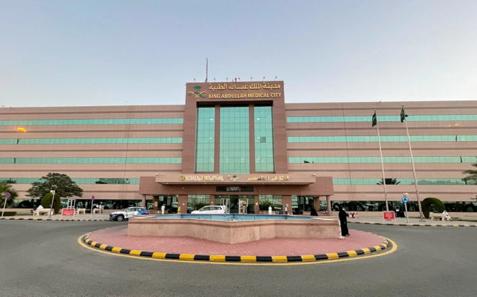 مدينة الملك عبدالله الطبية تنقذ حاجين بجراحة الروبوت