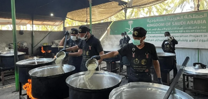 مركز سلمان للإغاثة في غزة يوزع 25 ألف وجبة ساخنة