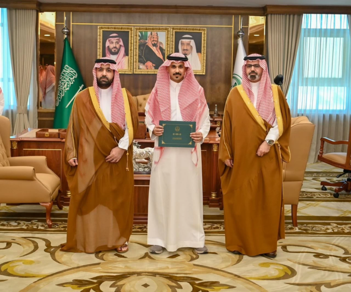 أمير جازان يستقبل فريق تقييم الأداء عبر منصة أبشر داخلية