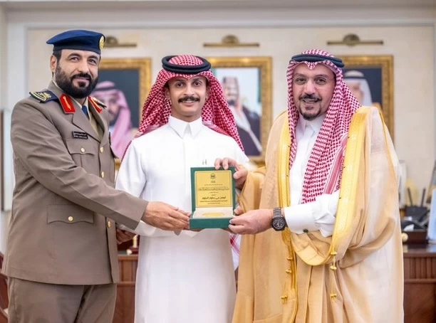 تكريم فيصل السلوم: أمير القصيم يكرم مواطناً بطلاً