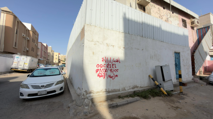 إخلاء مباني آيلة للسقوط في غليل بجدة لحماية السكان