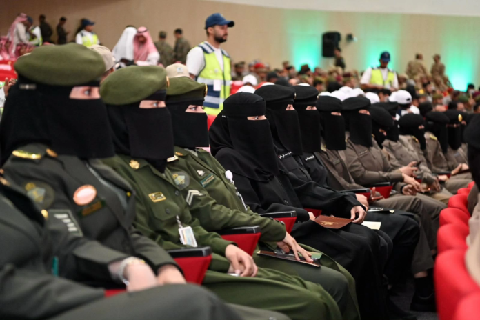 أمير جازان يُكرِّم المشاركين في أعمال الحج لموسم 1445هـ