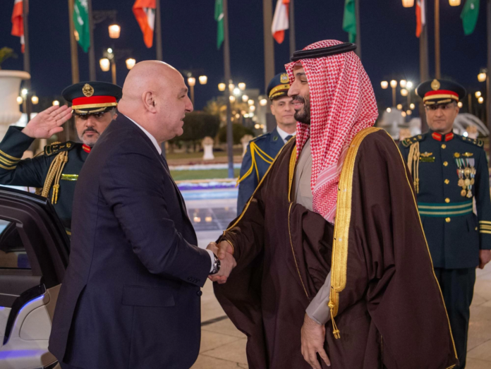 الرئيس اللبناني يشيد بقرار استئناف استيراد المنتجات اللبنانية