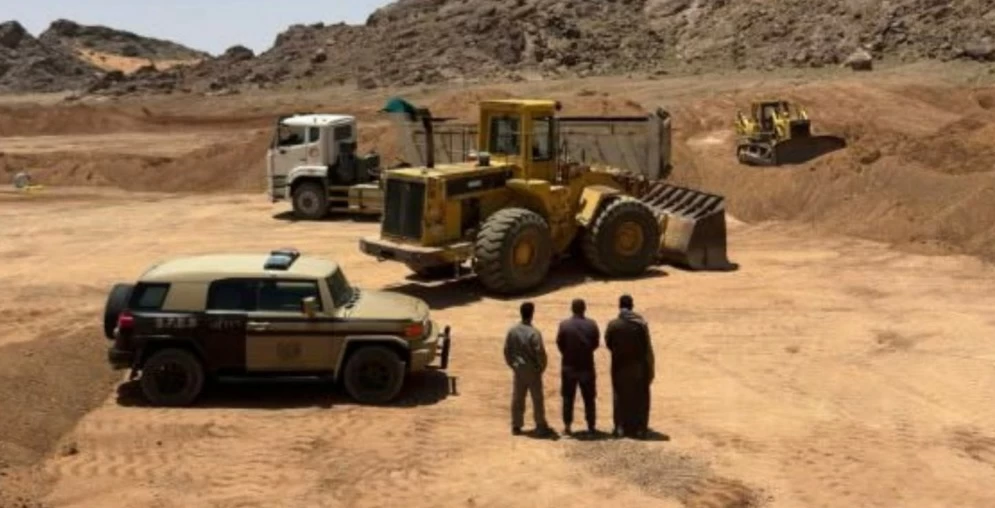 ضبط مخالفين لنظام البيئة في حائل لاستغلال الرواسب
