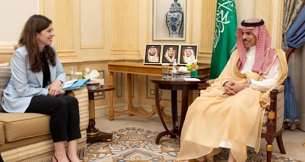 العلاقات السعودية الفرنسية: وزير الخارجية يبحث مستجدات المنطقة