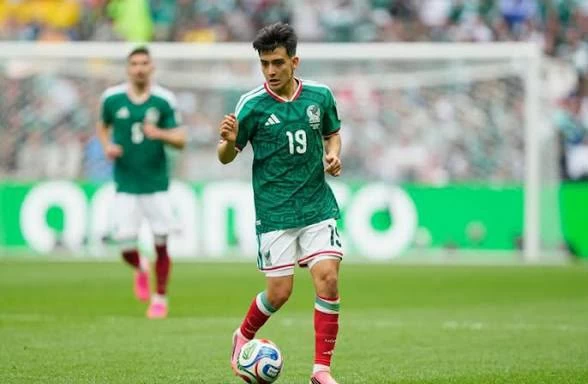 جيلبرتو مورا: النجم المكسيكي الشاب يكتب التاريخ في كأس العالم