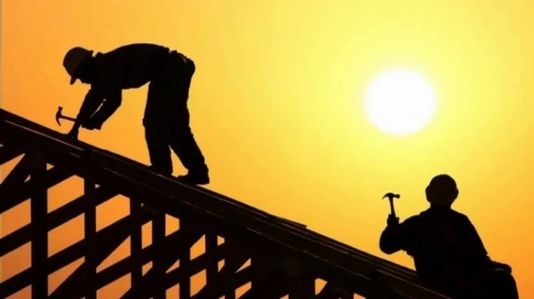 قرار حظر العمل تحت أشعة الشمس في السعودية حتى 2026