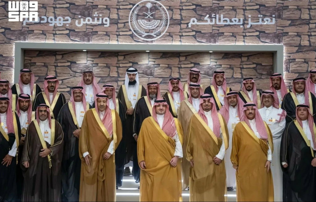 الأمير عبدالعزيز بن سعود يلتقي متقاعدي قطاعات الداخلية بالباحة