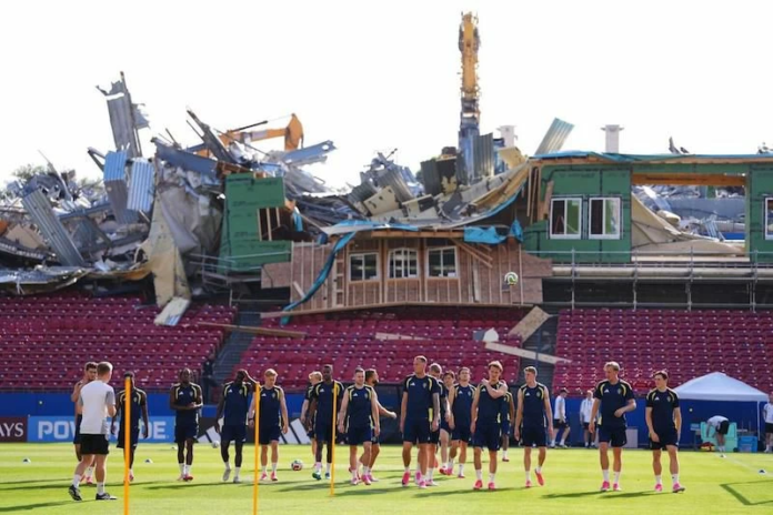 كواليس انهيار مدرج فريسكو أثناء تدريبات منتخب السويد