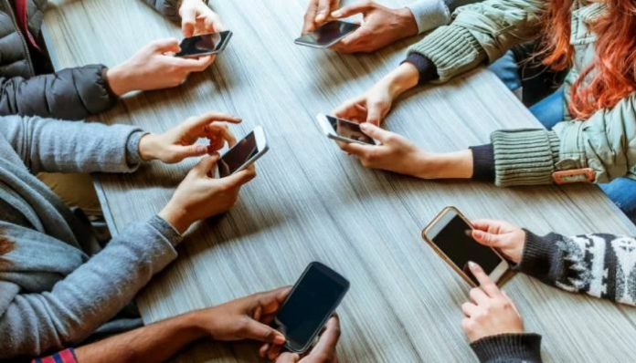 تأثير الهواتف الذكية على المراهقين: دراسة تكشف حقائق صادمة