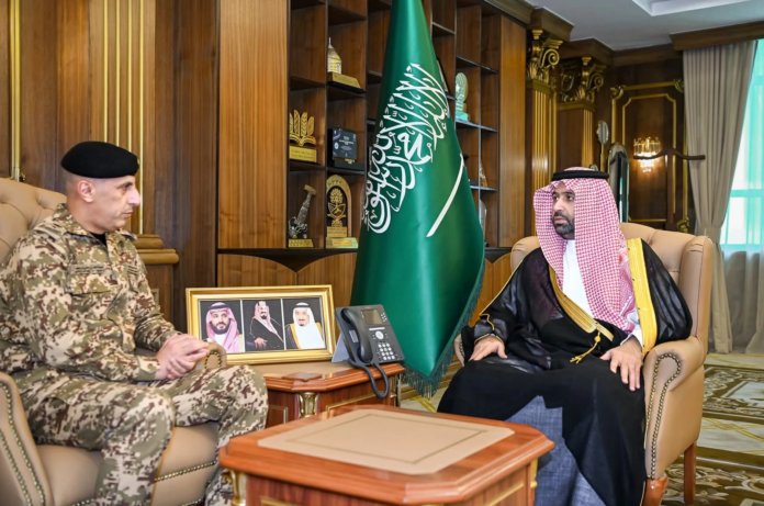أمير جازان يستقبل مدير المجاهدين لتعزيز الأمن بالمنطقة