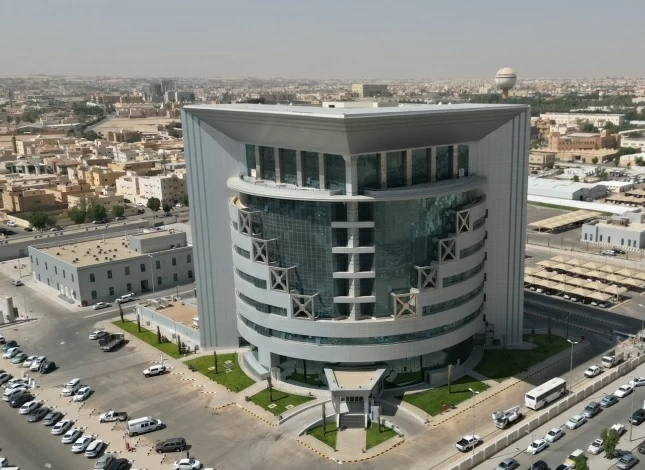 مركز الأورام بالقصيم يستأصل ورماً ضخماً لستينية بنجاح