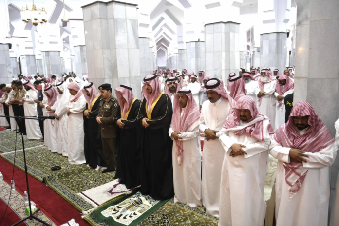 محافظ الطائف يؤدي صلاة الميت على شهيد حادثة أرامكو