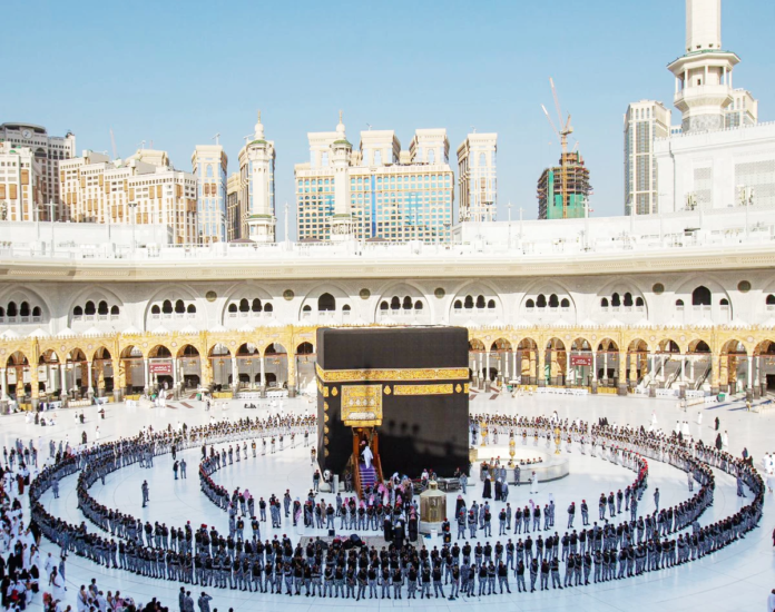 شاهد مراسم غسل الكعبة المشرفة بماء زمزم والورد والعود