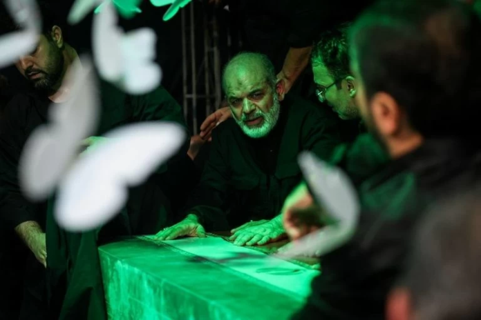 ظهور قائد الحرس الثوري الإيراني أحمد وحيدي أمام جثمان خامنئي