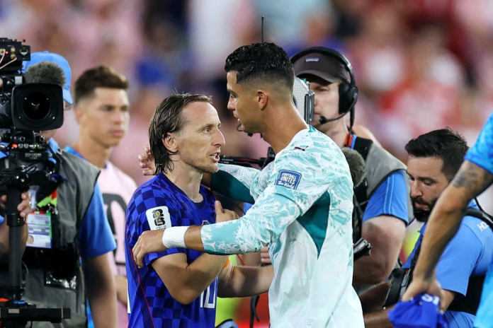 مودريتش ورونالدو.. عناق تاريخي ينهي حقبة المونديال