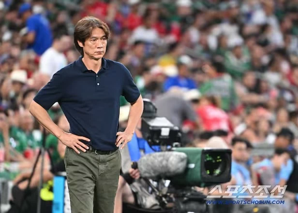 هروب مدرب منتخب كوريا الجنوبية متنكراً بعد تهديدات بالقتل