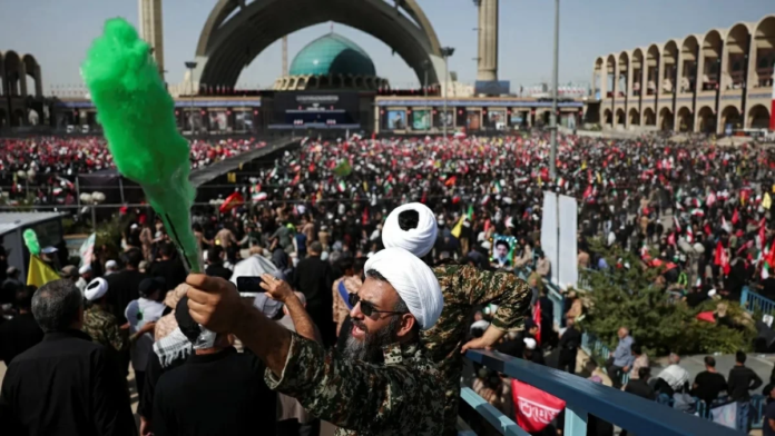 تفاصيل مراسم جنازة خامنئي والتوترات في مضيق هرمز