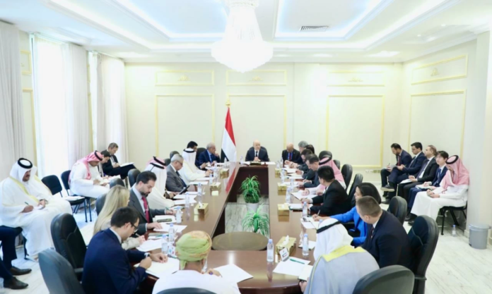 الطائرة الإيرانية في اليمن: العليمي يكشف تفاصيل خطيرة